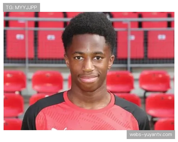 雷恩赛前赠予登贝莱纪念海报，致敬优秀青训毕业生